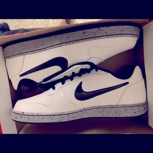 Nike low tops brand new sz13